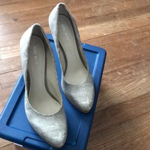 Nine West pump in tan snake skin